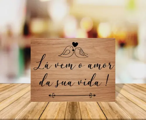 Placa de Casamento Lá Vem o Amor da Sua Vida Fundo Claro