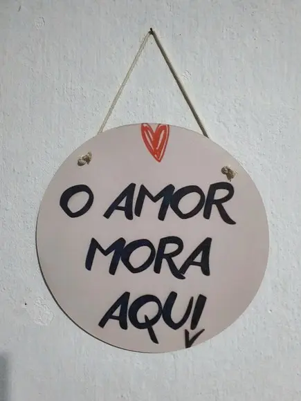 FLAMULA REDONDA DE MADEIRA MDF O AMOR MORA AQUI 25 cm