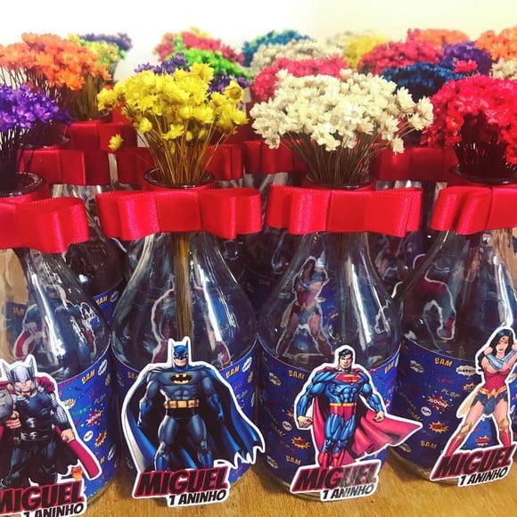 Centro de mesa Heróis com flores