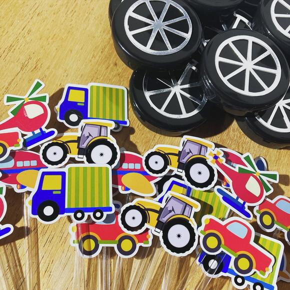 Kit topper de bolo + 20 toppers docinho Meios de transporte