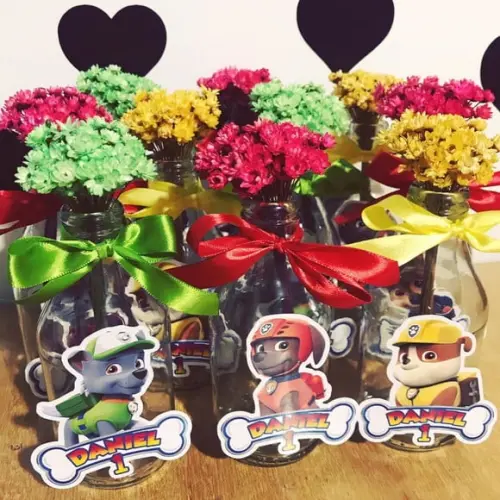 Centro de mesa Patrulha Canina com flores