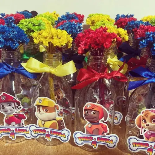 Centro de mesa Patrulha Canina com flores