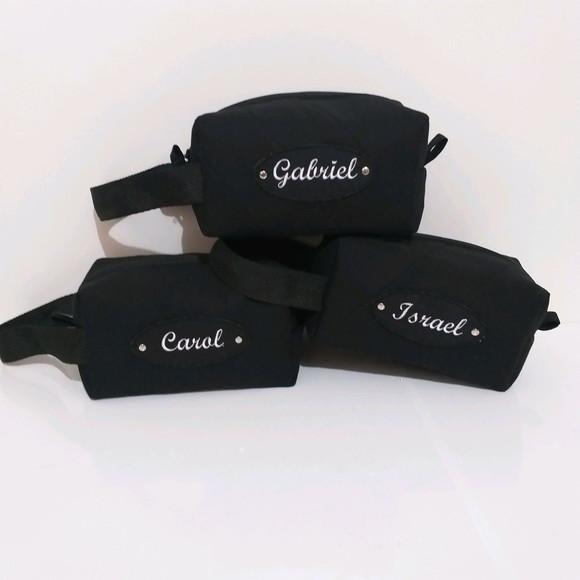 Necessaire com alça e nome bordado