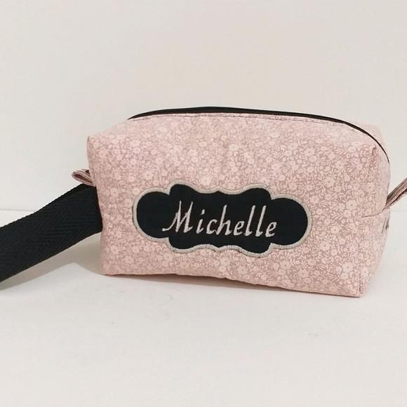 Necessaire floral com alça e com nome