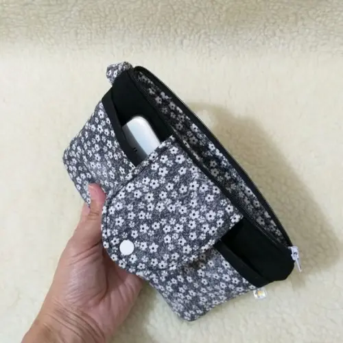 Carteira de mão com porta celular