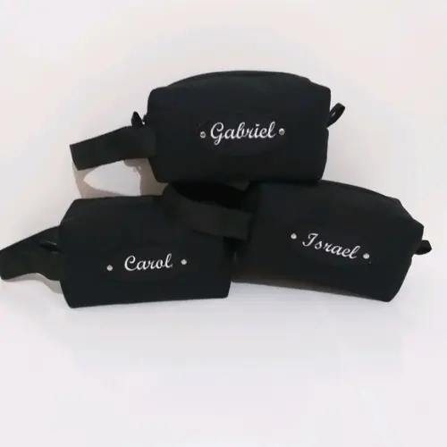 Necessaire com alça e nome bordado