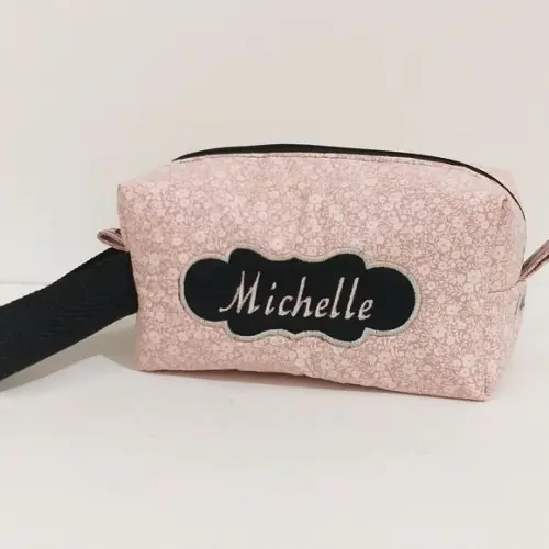 Necessaire floral com alça e com nome