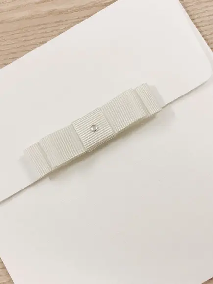 Laço Duplo off-white com strass