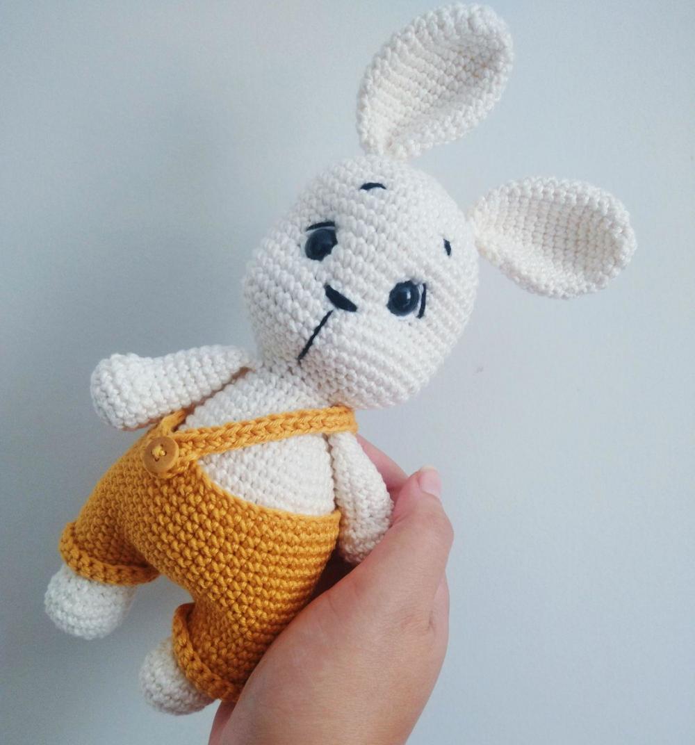 Coelho de Roupa Amarelo Mostarda
