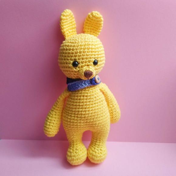 Coelho Amarelo com Cachecol