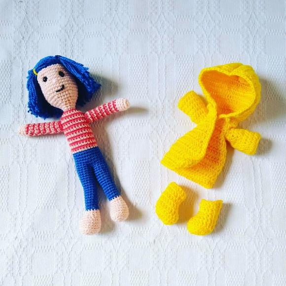 Coraline com Capa de Chuva
