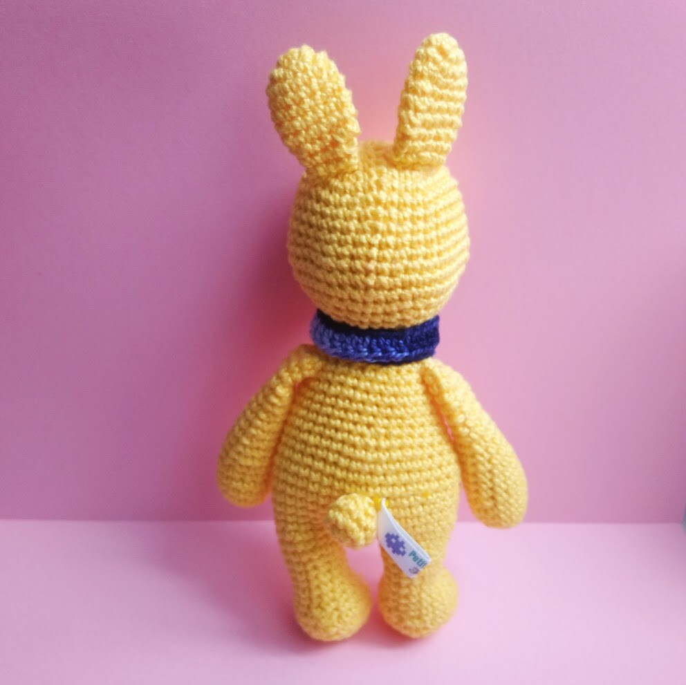 Coelho Amarelo com Cachecol