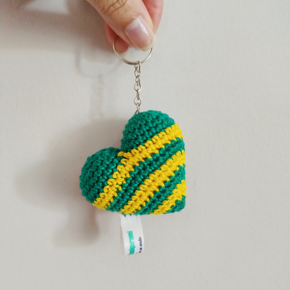 Chaveiro Mini Coração Verde Amarelo