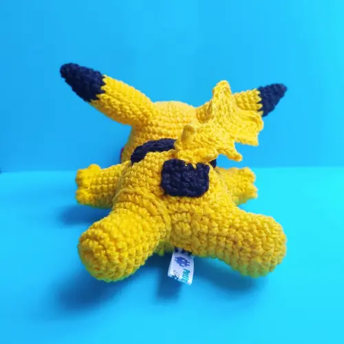 Pokemon Pikachu Deitado