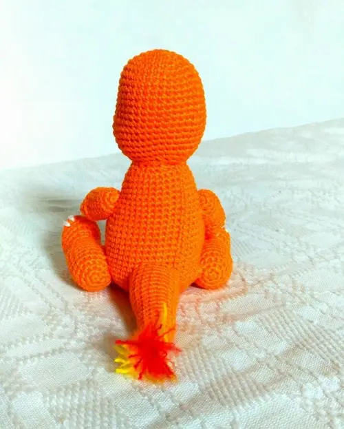 Pokemon Charmander Sentado