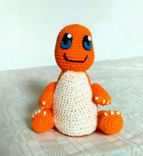 Pokemon Charmander Sentado