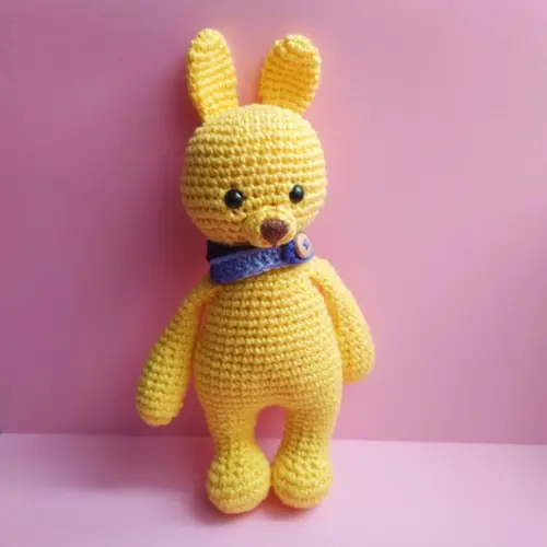 Coelho Amarelo com Cachecol
