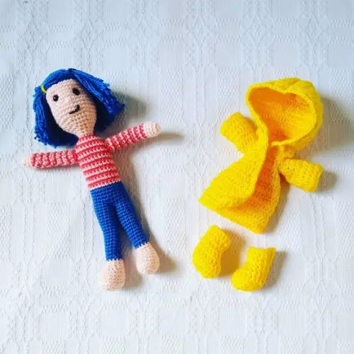 Coraline com Capa de Chuva