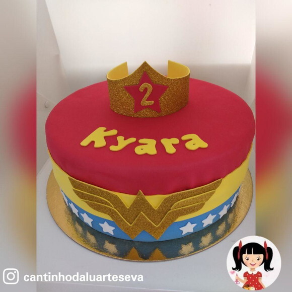 Bolo Fake Mulher Maravilha