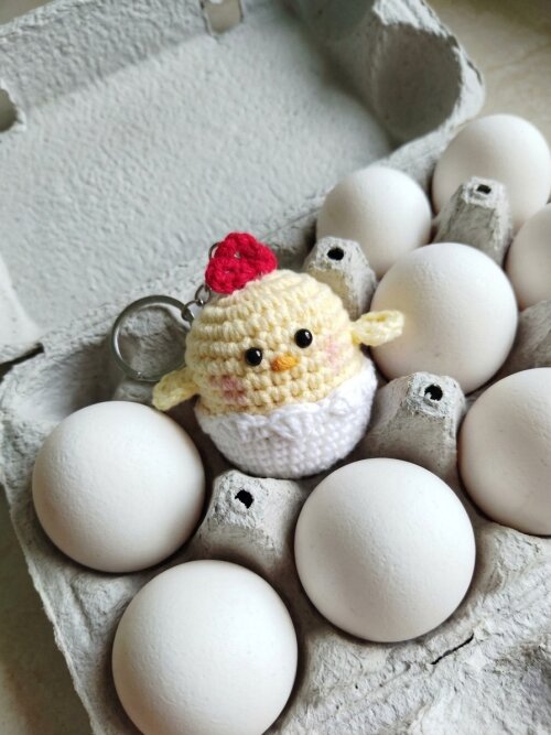 Chaveiro amigurumi pintinho