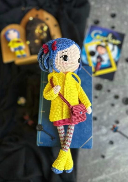 Boneca Amigurumi Inspirada em Coraline Feita à Mão