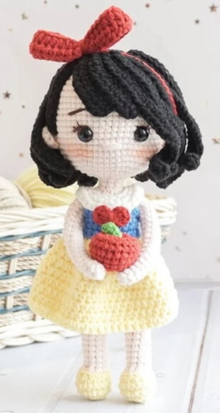 Boneca Branca de Neve em Crochê