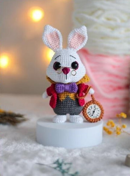 Coelho Branco - Alice no País das Maravilhas em Amigurumi