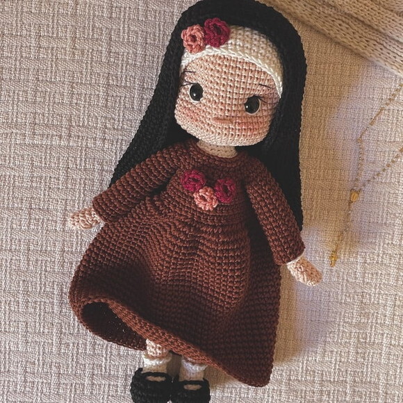 Santa Teresinha do Menino Jesus em Amigurumi