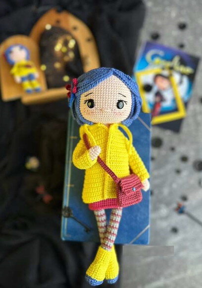 Boneca Amigurumi Inspirada em Coraline Feita à Mão