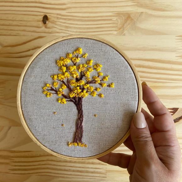 Bastidor Bordado Ipê Amarelo (14 cm)