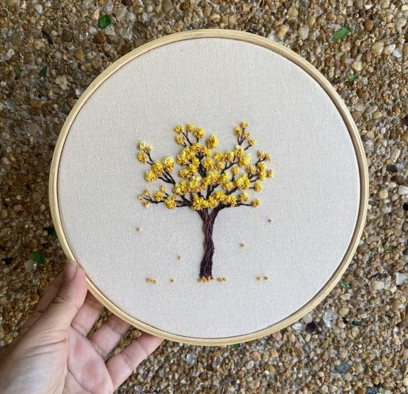 Bastidor bordado Ipê Amarelo (bastidor 20 cm)