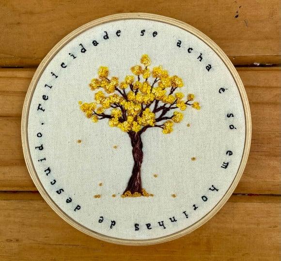 Bastidor Bordado Ipê Amarelo + Trecho de Guimarães Rosa