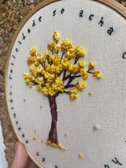 Bastidor Bordado Ipê Amarelo + Trecho de Guimarães Rosa