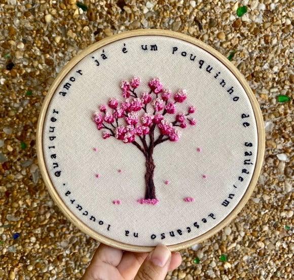 Bastidor Bordado Ipê Rosa + Guimarães Rosa (pronta Entrega)