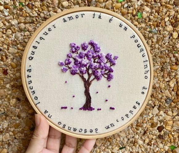 Bastidor Bordado Ipê Roxo + Trecho de Guimarães Rosa
