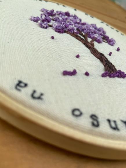 Bastidor Bordado Ipê Roxo + Trecho de Guimarães Rosa