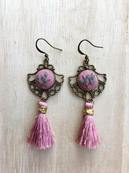 Brinco bordado florzinha com tassel