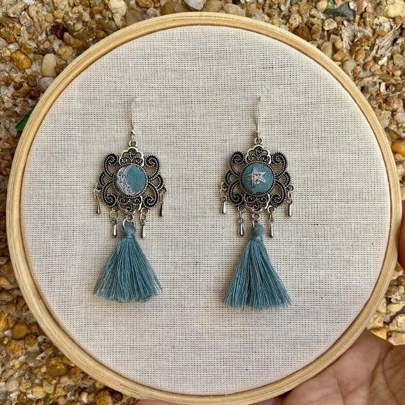 Brinco Bordado Lua e Estrela (turquesa)