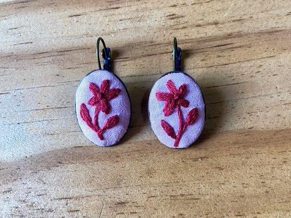Brinco Bordado Vermelho e Rosa