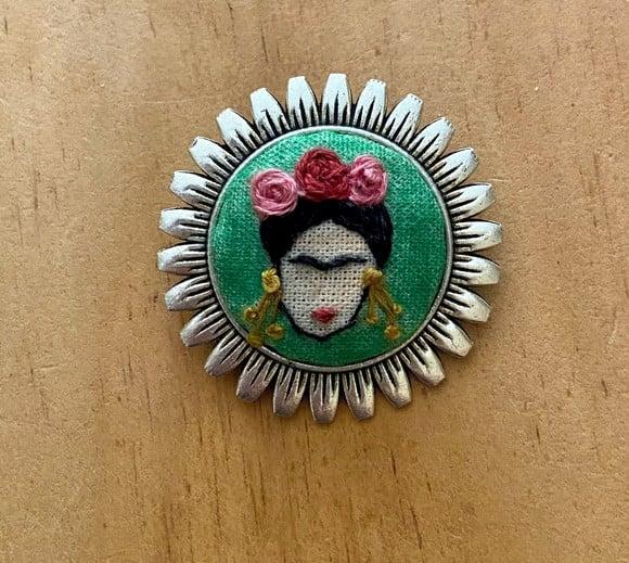 Broche/colar Bordado Frida