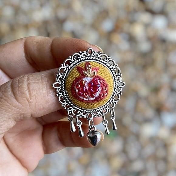 Broche Bordado Romã