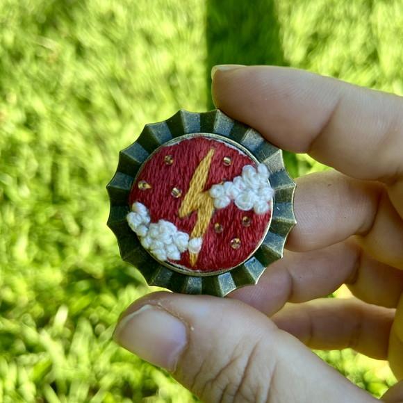 Broche/colar Bordado Iansã