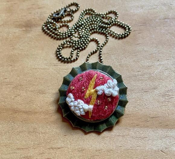 Broche/colar Bordado Iansã