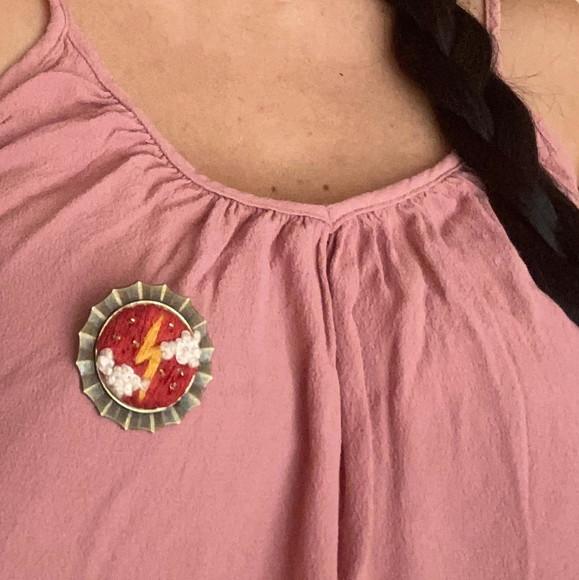 Broche/colar Bordado Iansã