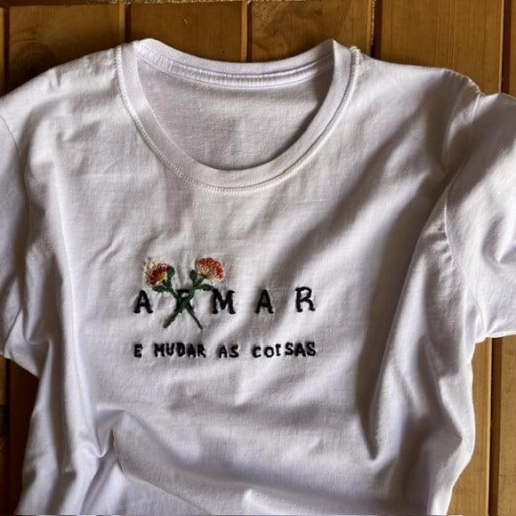 Camiseta Bordada Amar e Mudar as Coisas
