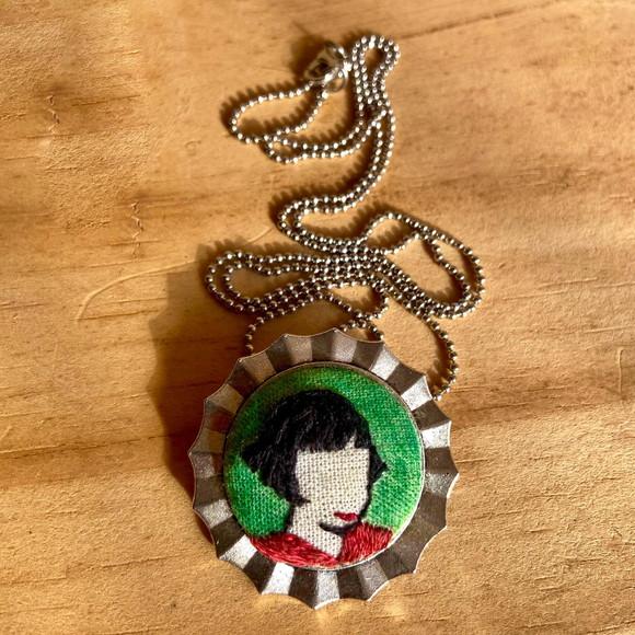 Broche/colar Bordado Amelie