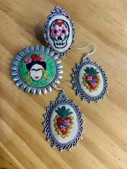 Broche/colar Bordado Frida