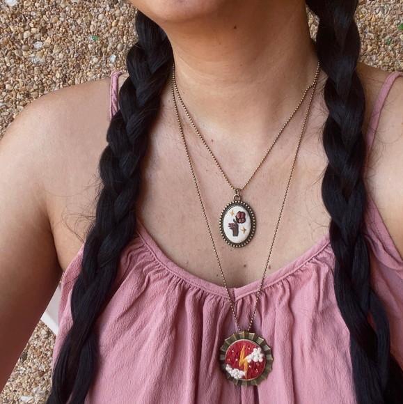 Broche/colar Bordado Iansã