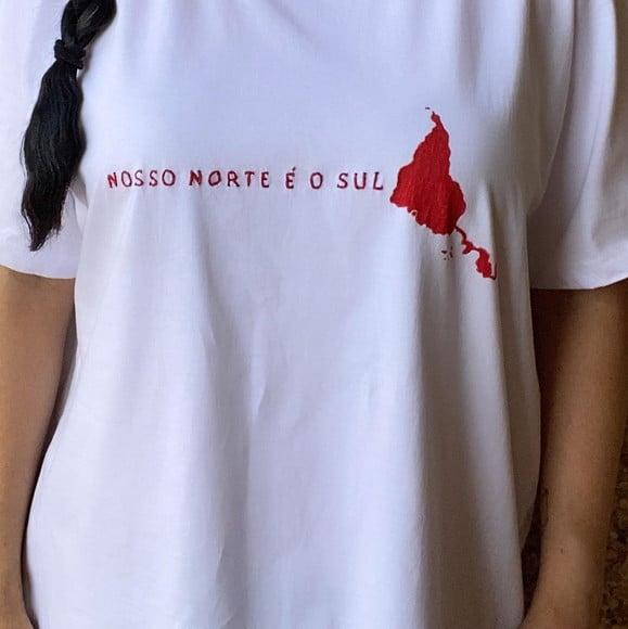 Camiseta Bordada Nosso Norte É o Sul