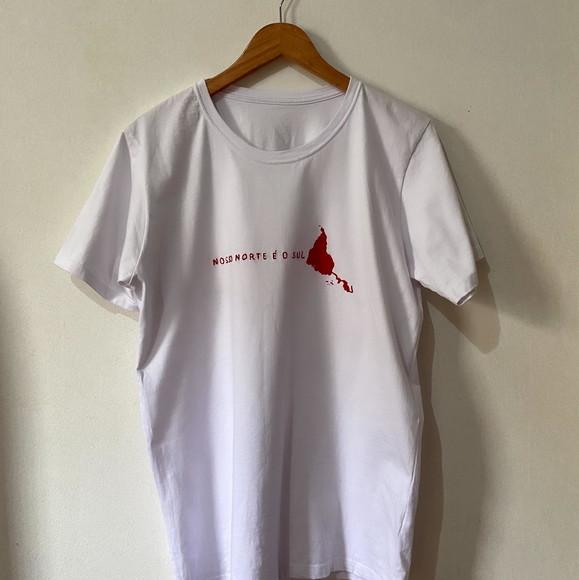 Camiseta Bordada Nosso Norte É o Sul